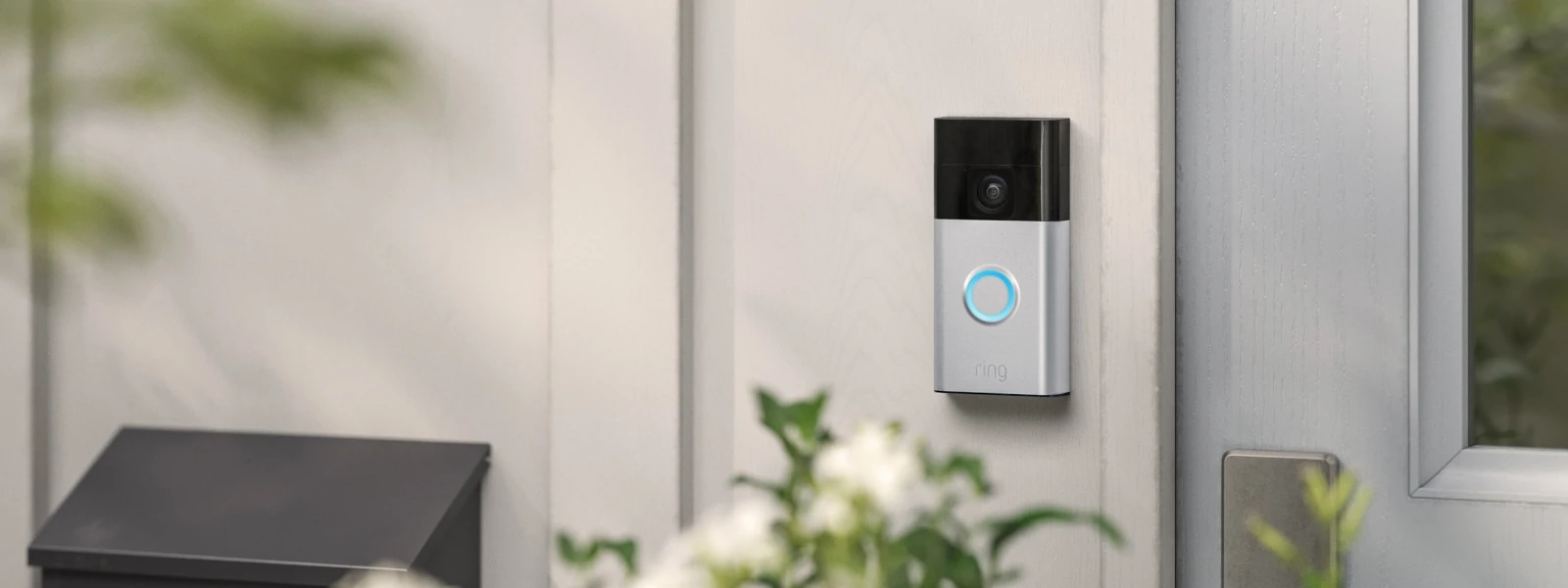 Ring Battery Doorbell Pro montiert an einer Haustür mit aktivem LED-Knopf